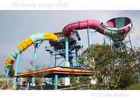 Indywidualna zjeżdżalnia wodna z kolorowymi bumerangami